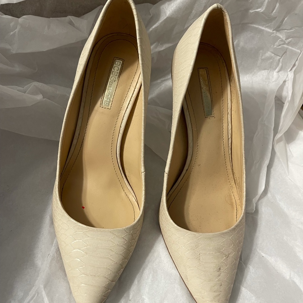 Used women’s nude pump